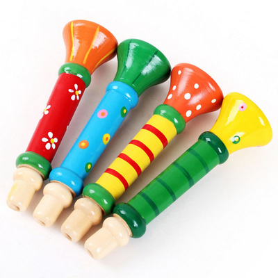 El instrumento musical del bebé del silbido de madera caliente del cuerno juega a los niños coloridos