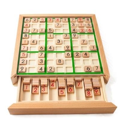 Inspectores internacionales de la haya del ajedrez de Sudoku de los niños que doblan la mesa de juegos