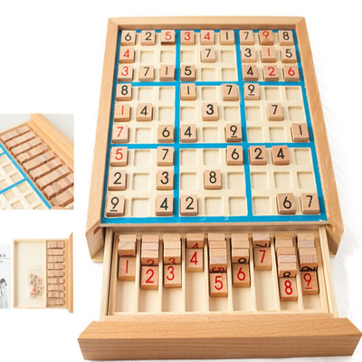 Inspectores internacionales de la haya del ajedrez de Sudoku de los niños que doblan la mesa de juegos