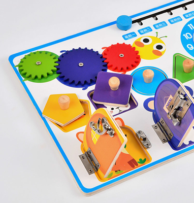 Reloj de madera del calendario de Montessori que desbloquea al tablero para las muchachas de los muchachos