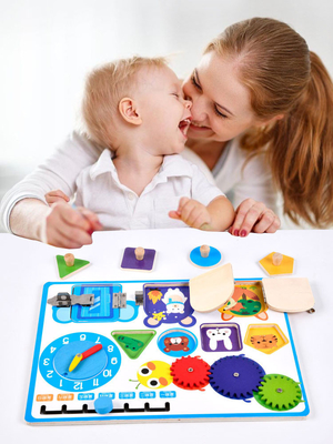 Reloj de madera del calendario de Montessori que desbloquea al tablero para las muchachas de los muchachos