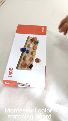 Enseñanza sensorial/táctil de Montessori ayuda a la formación la memoria del color del bebé que hace juego tacto