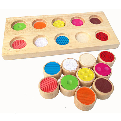 Enseñanza sensorial/táctil de Montessori ayuda a la formación la memoria del color del bebé que hace juego tacto