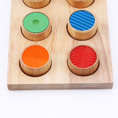 Enseñanza sensorial/táctil de Montessori ayuda a la formación la memoria del color del bebé que hace juego tacto