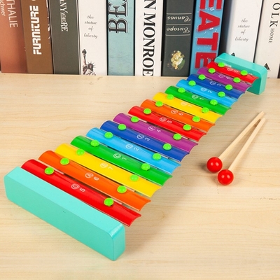 Los tonos de madera del xilófono 15 de los niños golpean el piano educativo con 2 mazos