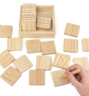 Palabra de madera de Montessori que deletrea al tablero Pen Control Training de la práctica del surco