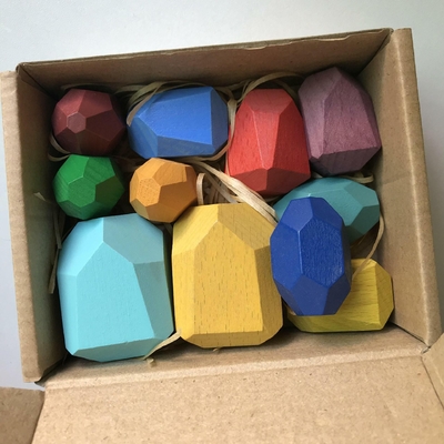Coordinación del ojo de la mano que entrena a la educación temprana coloreada de los bloques de madera