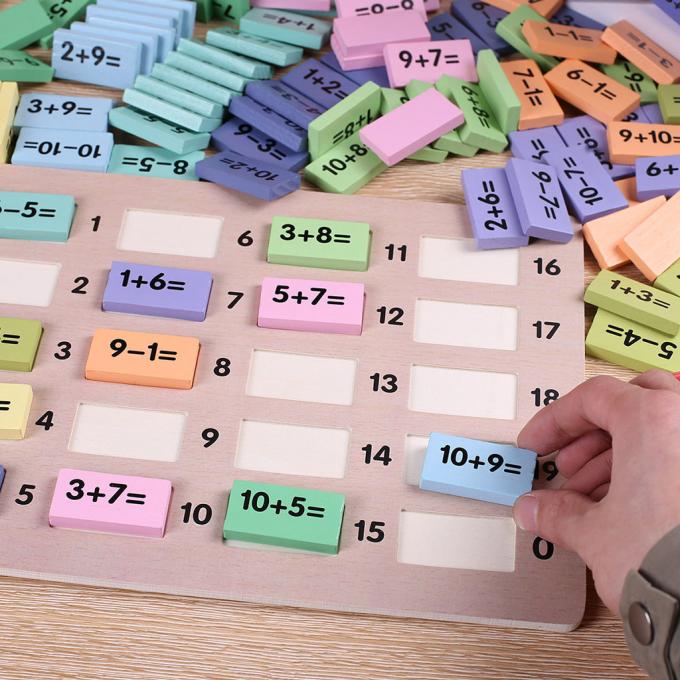 Los juguetes educativos de la matemáticas de las matemáticas numeran las unidades de creación de los dominós divertidas